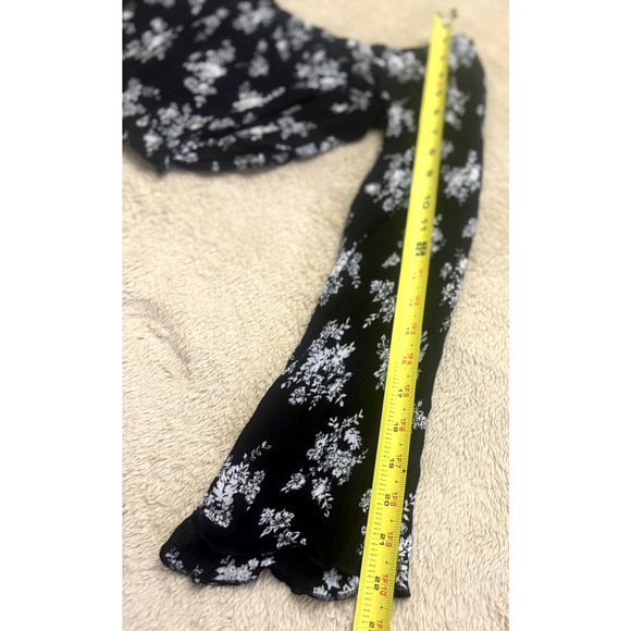 Full Tilt Bell Sleeve Black Top White Flowers Women’s Crop Size L - Picture 7 of 8